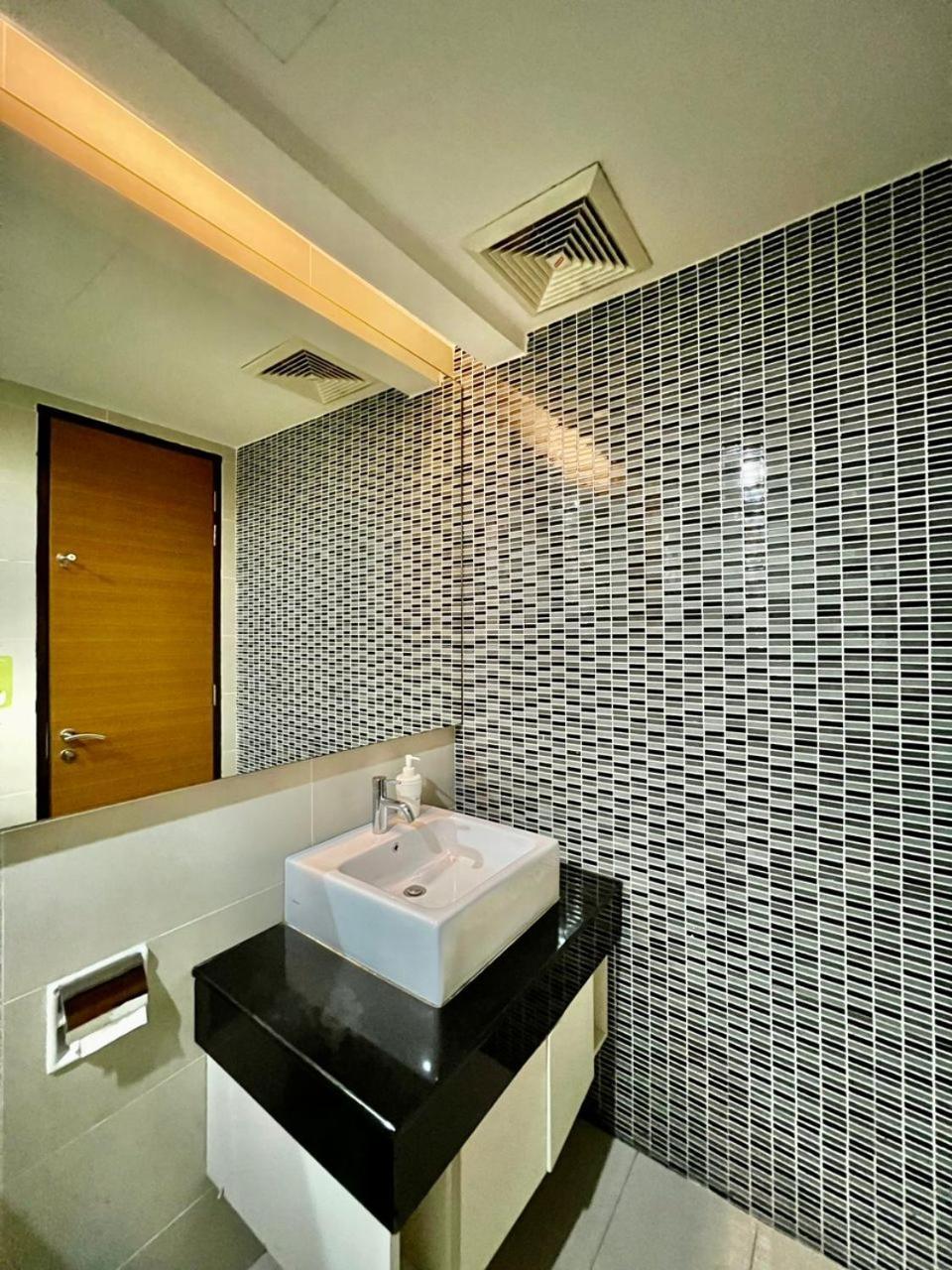 Couple Suite At Casa Residency 5 Mins Walk To Lrt, Jalan Alor & Bukit Bintang Куала-Лумпур Экстерьер фото